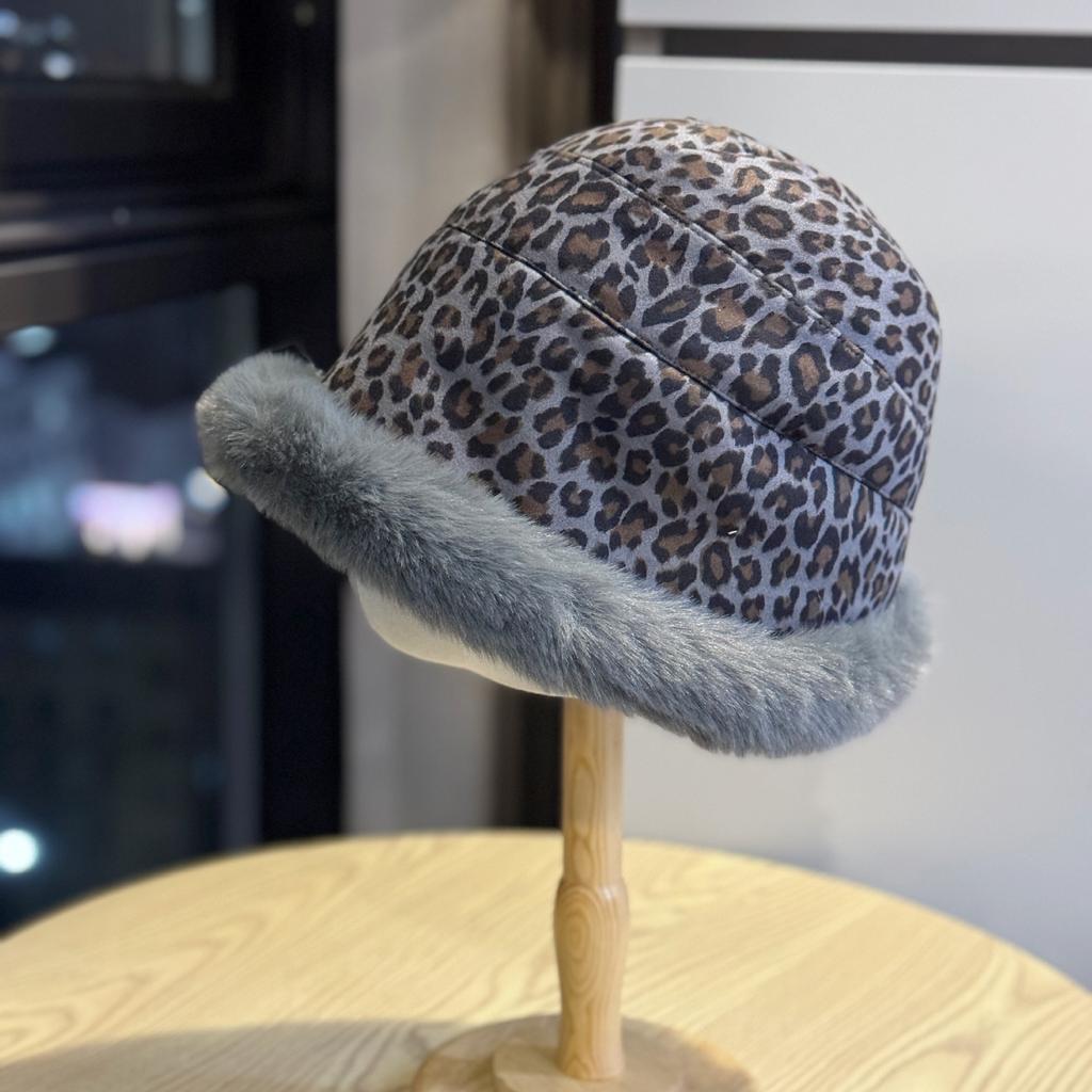 Plush Hat for Women in Winter Thickened and Velvet Warm Ear Protection Hat Fashionable and Versatile Face Showing Small Basin Hat