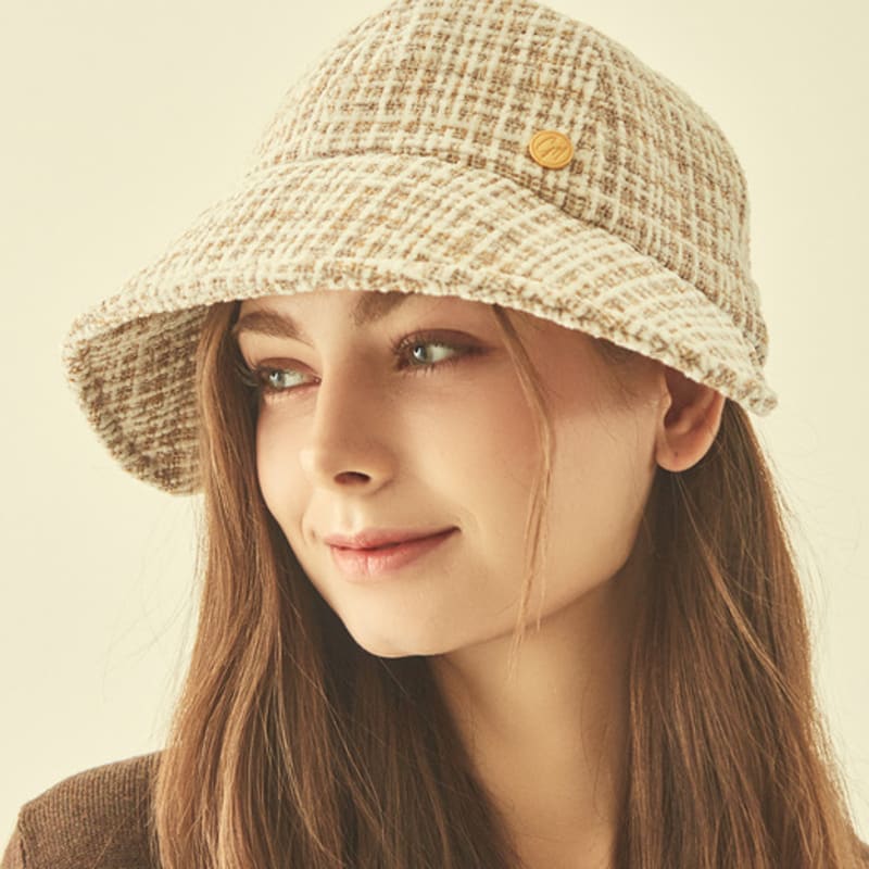 

Чарми Твити в бежевой шляпе beige