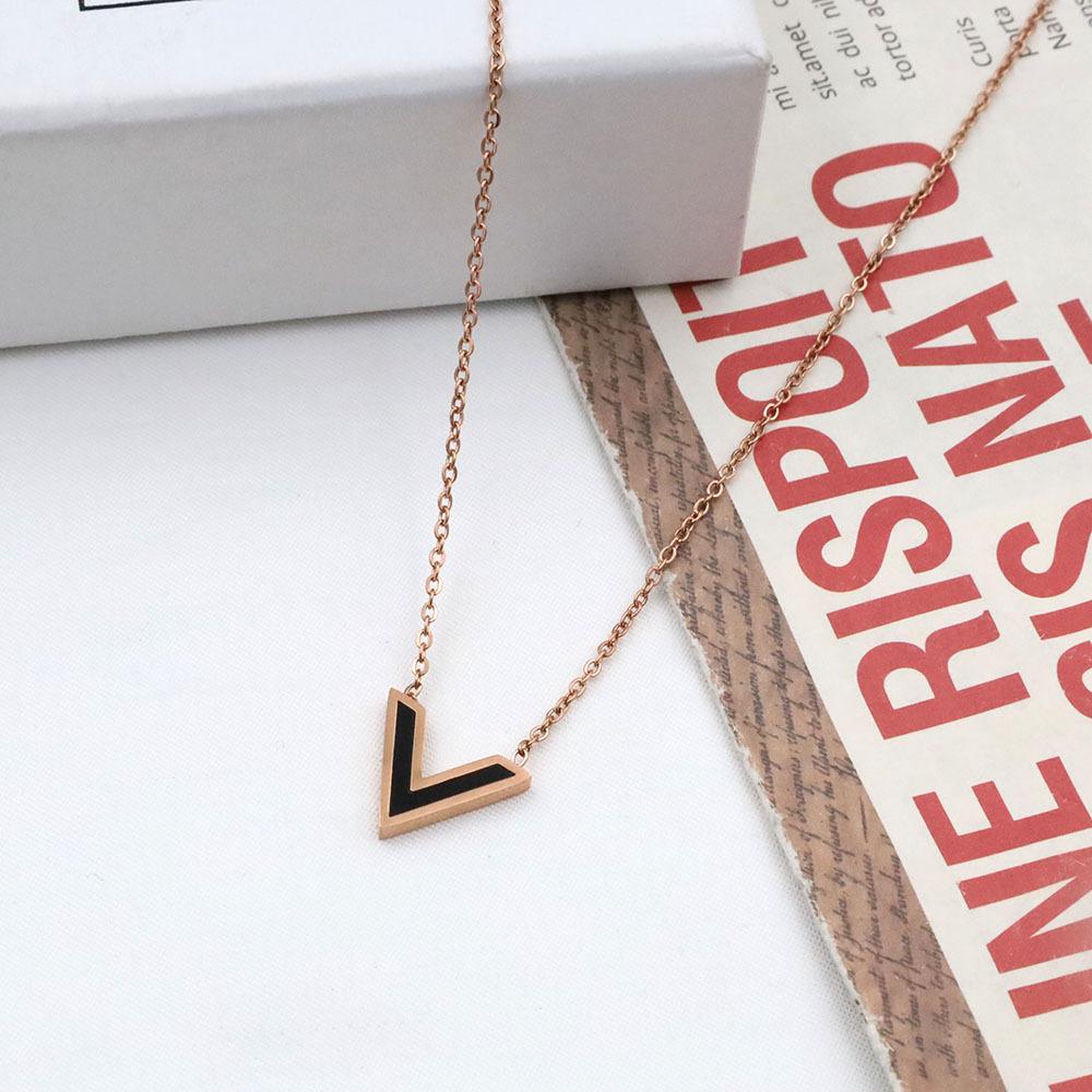 French Romantic Valentine'S Day Gift Girl Girlfriend Fashion Jewelry Acrylic V Letter Pendant Rose Gold Necklace