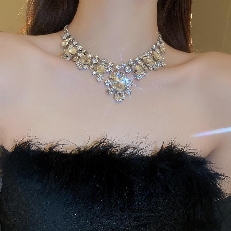 Light luxury diamond-encrusted water drop necklace, fashionable personality, heavy industry neck chain, bridal evening dress, high-end accessories
