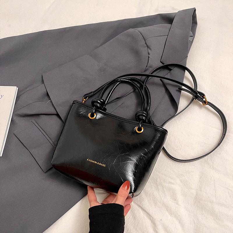 

2025 Retro Chic Women s Handheld Bucket Bag - Autumn/Winter Korean Shoulder Bag
