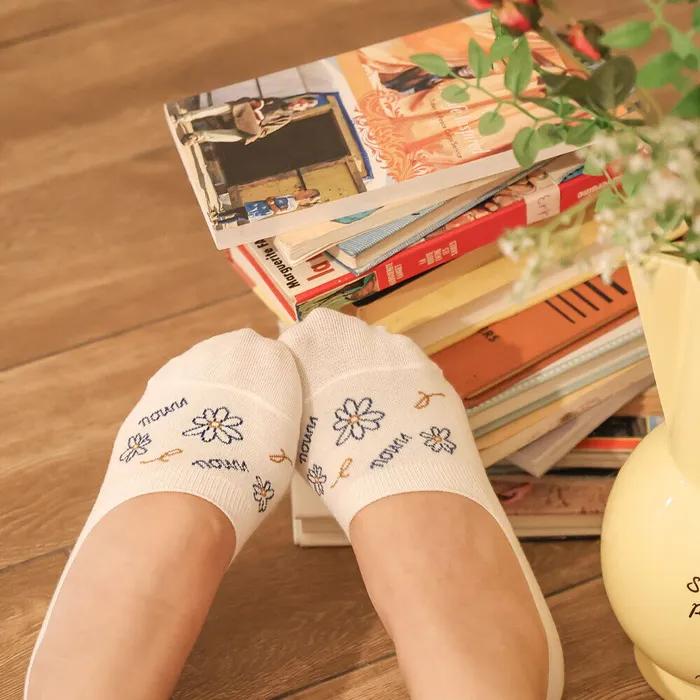 F03_FLUTTERING FLOWERS FAKE SOCKS_blue