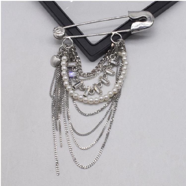Perlenbesetzte Kettentasseln Brosche Anstecknadel Legierungsschmuck Retro-inspirierter dekorativer Akzent für Kleidung Taschen Mützen