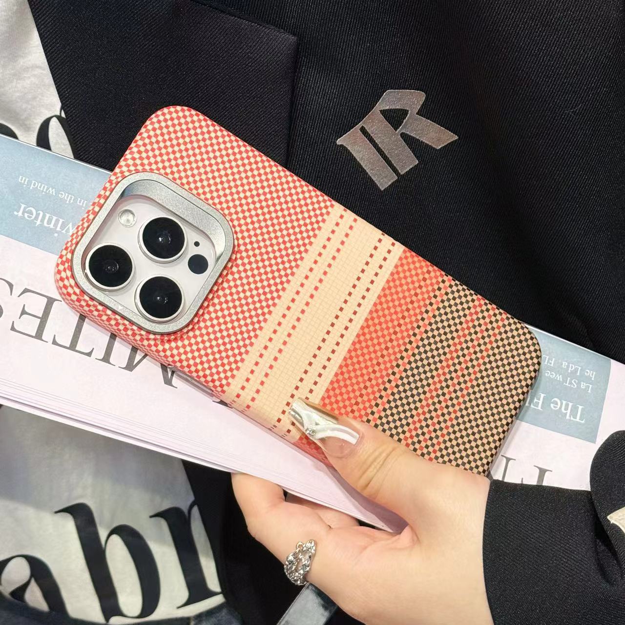 

Металлический кронштейн для объектива с узором из углеродного волокна Mountain Galaxy, подходит для iPhone 15, магнитный чехол для телефона, чехол для Apple 14 из ПК iPhone 13