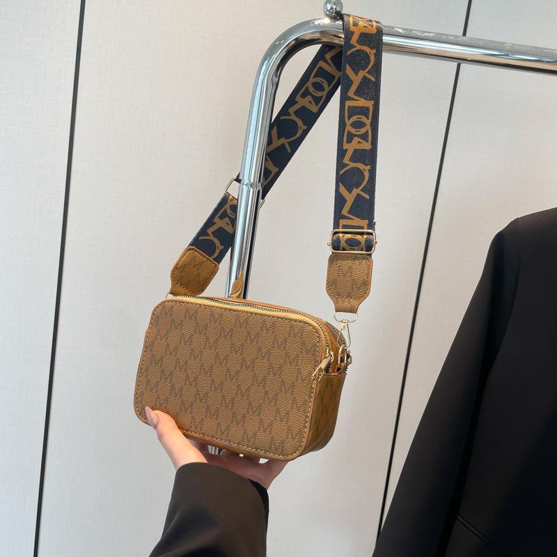 

Женская сумка 2025 новая ретро маленькая квадратная сумка, принт с буквами, легкая роскошная модная повседневная сумка, сумка через плечо, сумка-мессенджер новая коричневый