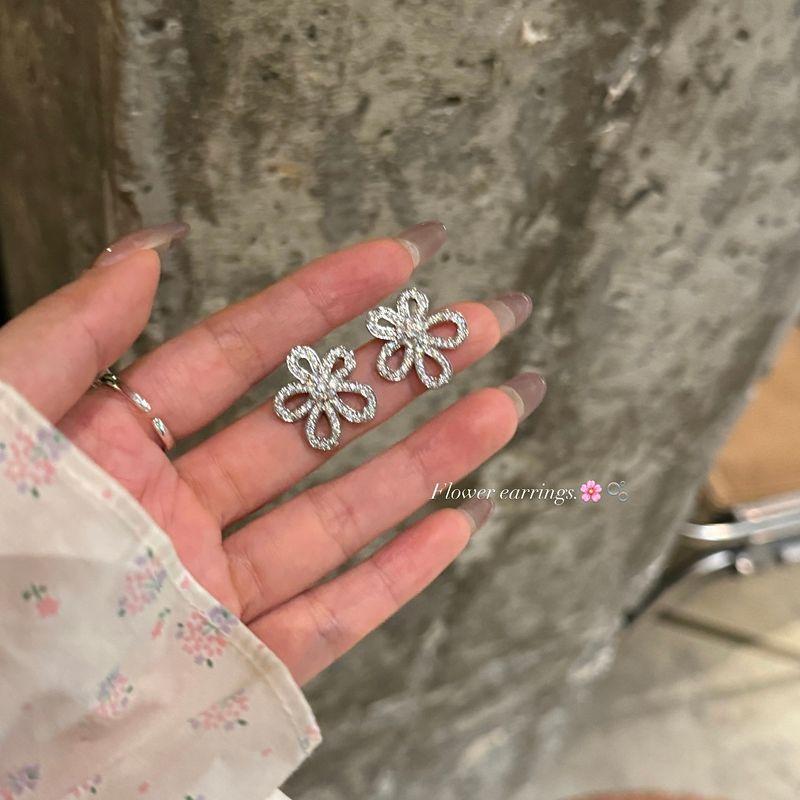 

[Peach Tea] Exquisite Small Flower Summer Hollow Flower Zircon Ear Studs Light Luxury High-Grade Temperament Earrings Women 925 silver needle pair