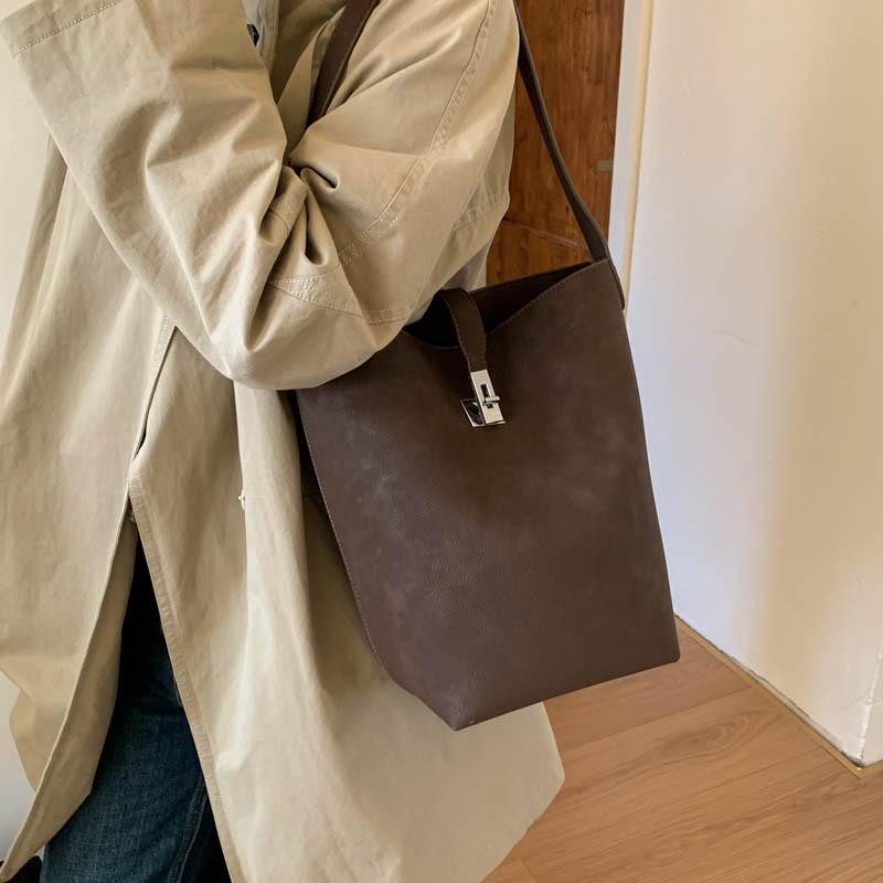 Premium sense retro matte bag women's 2025 new commuter versatile shoulder underarm bag portable tote bucket bag