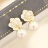 Klassische vielseitige temperamentvolle weiße tropfende Kamelien-Perlenohrringe Retro-Nische ohrlose Ohrclips-Ohrringe Damenmodelle