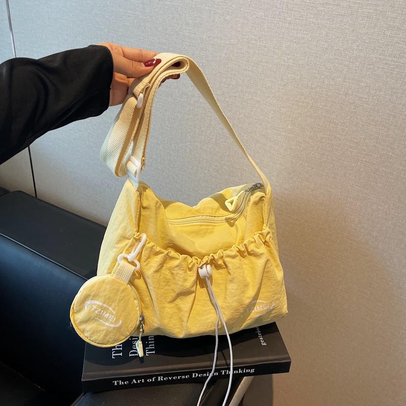 A Fashionable Summer Casual Stylish Simple and Large-capacity Single-shoulder Bag with A Simple Texture