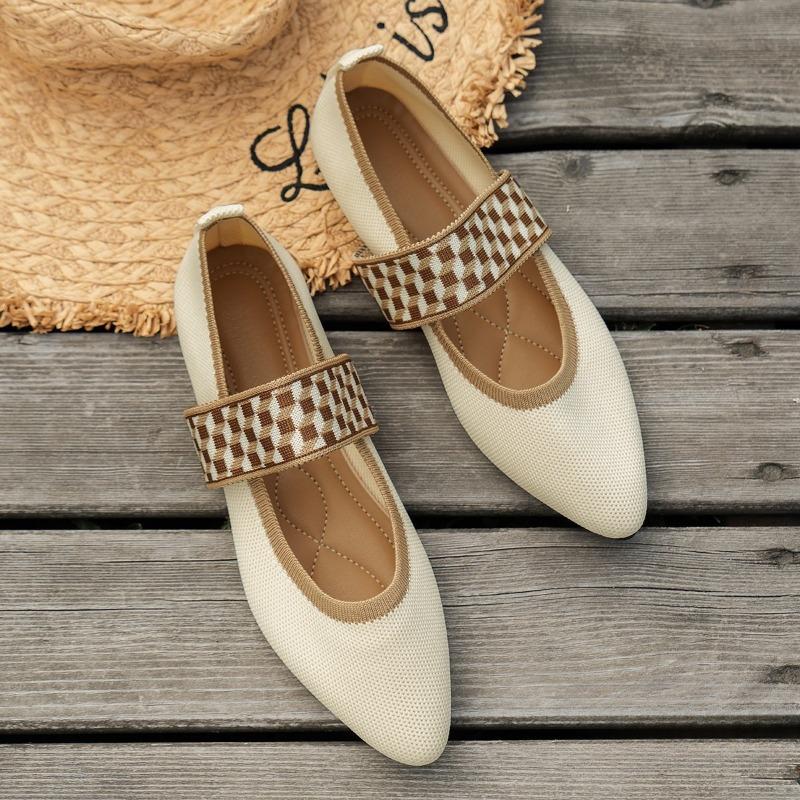 The New Style of Shoes Is A Breathable Women's Loafer with A Flat Heel Made of Flying Fabric A Pointed Toe and A Shallow Opening