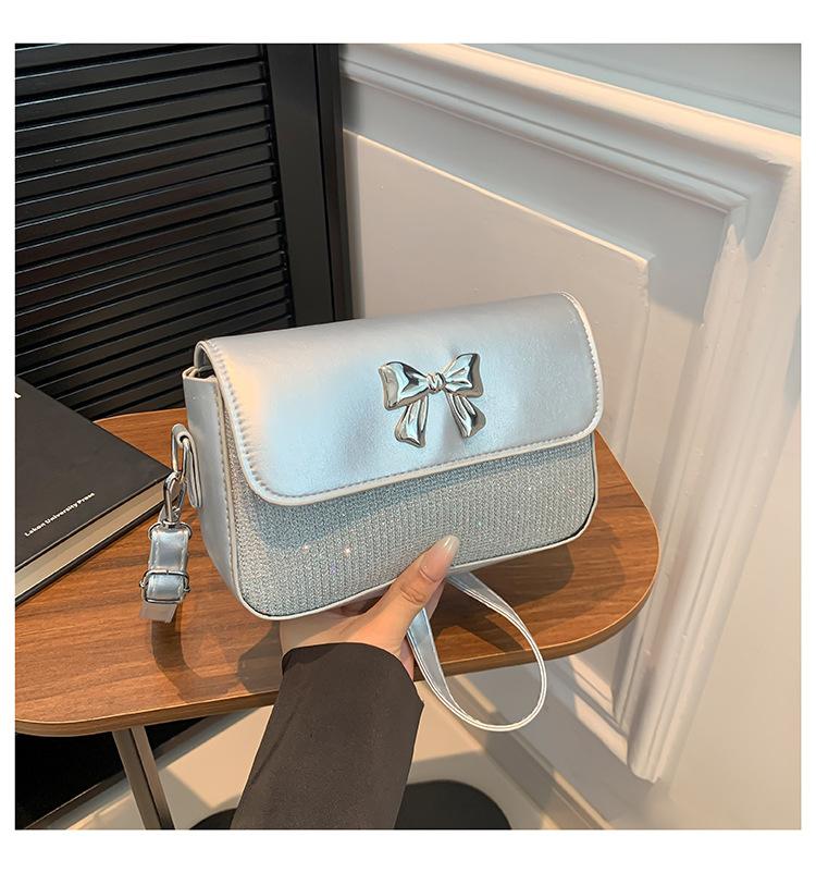 

Паєтки Особистість 2024 Новий популярний лук Повсякденна особистість Іноземний стиль Модний тренд на плечі через плече Невелика квадратна сумка срібний