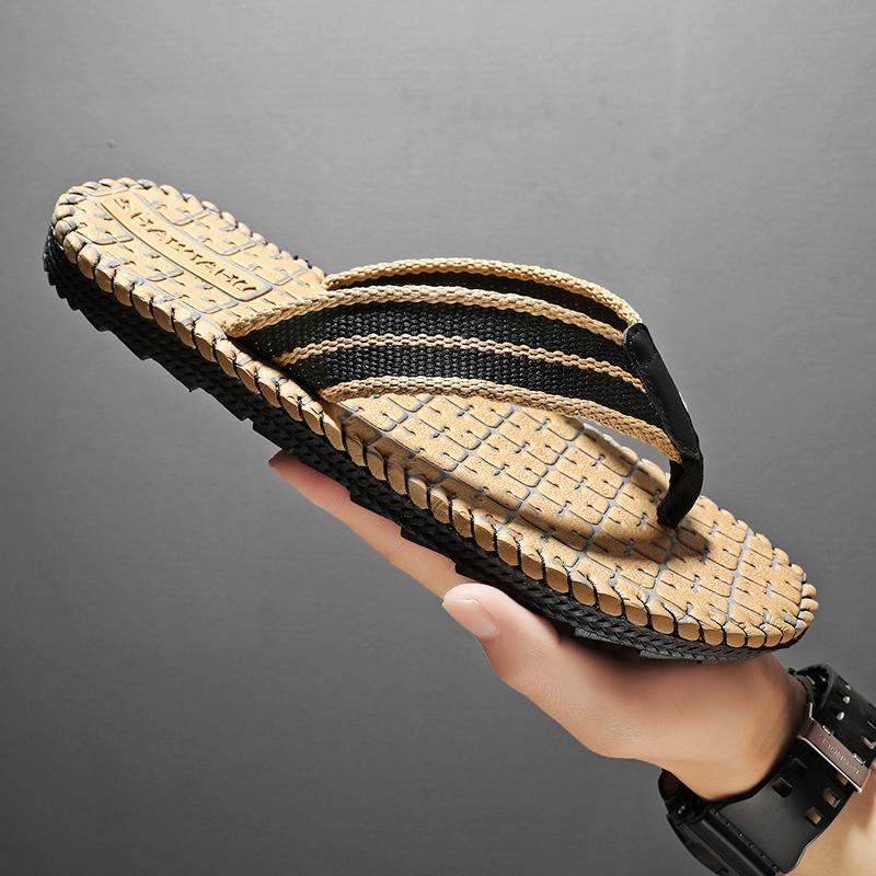 Nye sommerslippers for menn Flate flip-flops 2024 uformelle sandaler innendørs familie menns sklisikre strand sandaler herresko