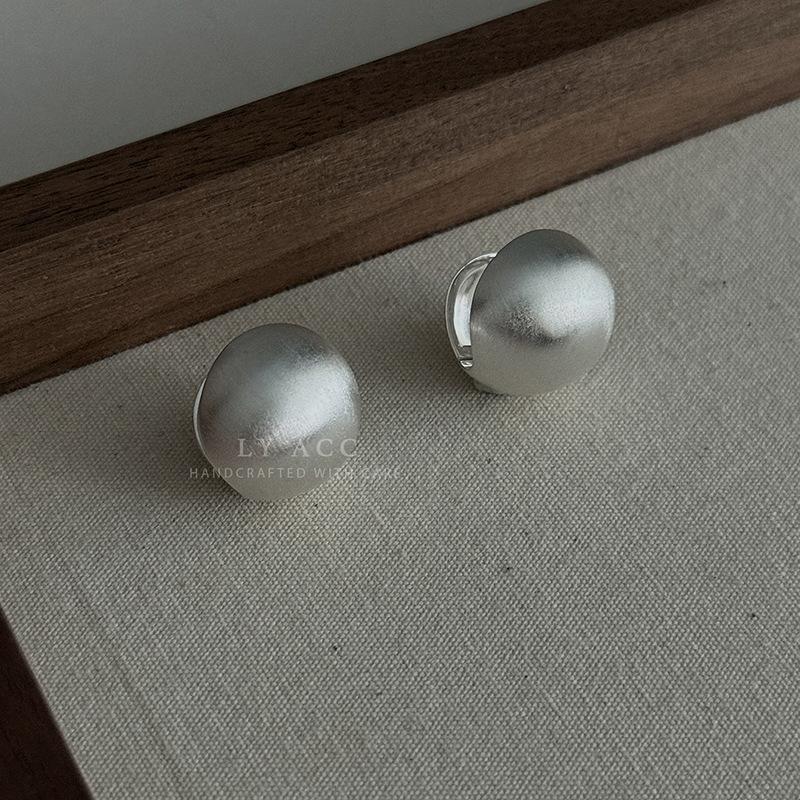 Exquisite Niche Metal Brushed Matte Ball Stud Earrings for Women's Commuting Senior Temperament Simple and Versatile Earrings