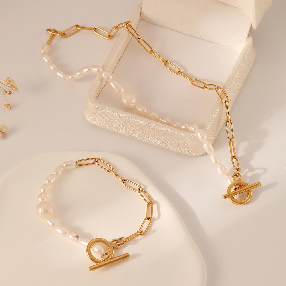 Retro Hong Kong-Inspired Exquisite Women's Bracelet: 18K Gold Titanium Steel with Zircon Square Pendant Beads.