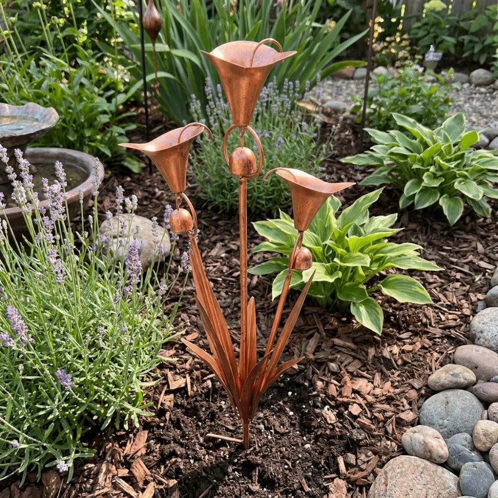 Weatherproof Metal Floral Garden Stake Handcrafted Retro Three Calla Lilies Sculpture with Bells Garden Sculpture Patio