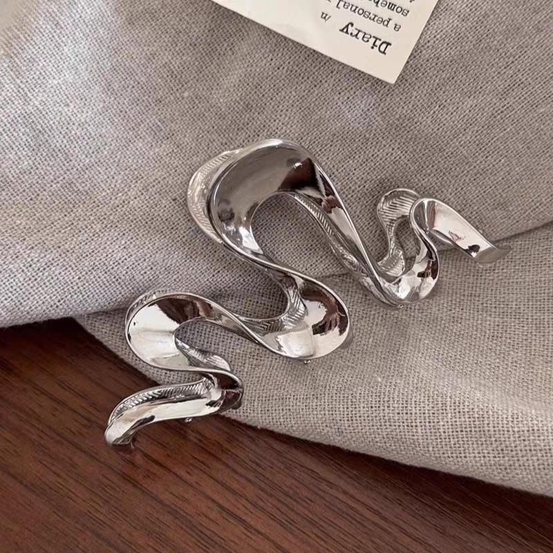 

Stylish Metal Wave Shark Clip for Updos – Elegant Hair Accessory for Women