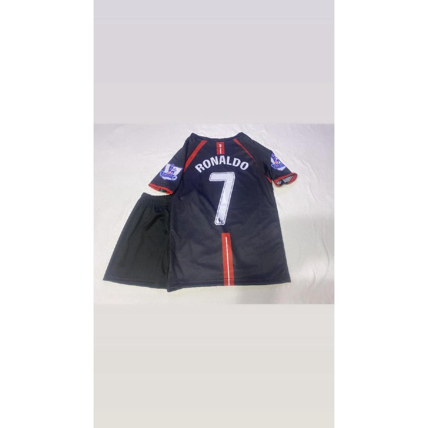 

Комплект выездного футбольного Джерси Роналду 6–13 лет «Манчестер Юнайтед», 2007–2008 гг.