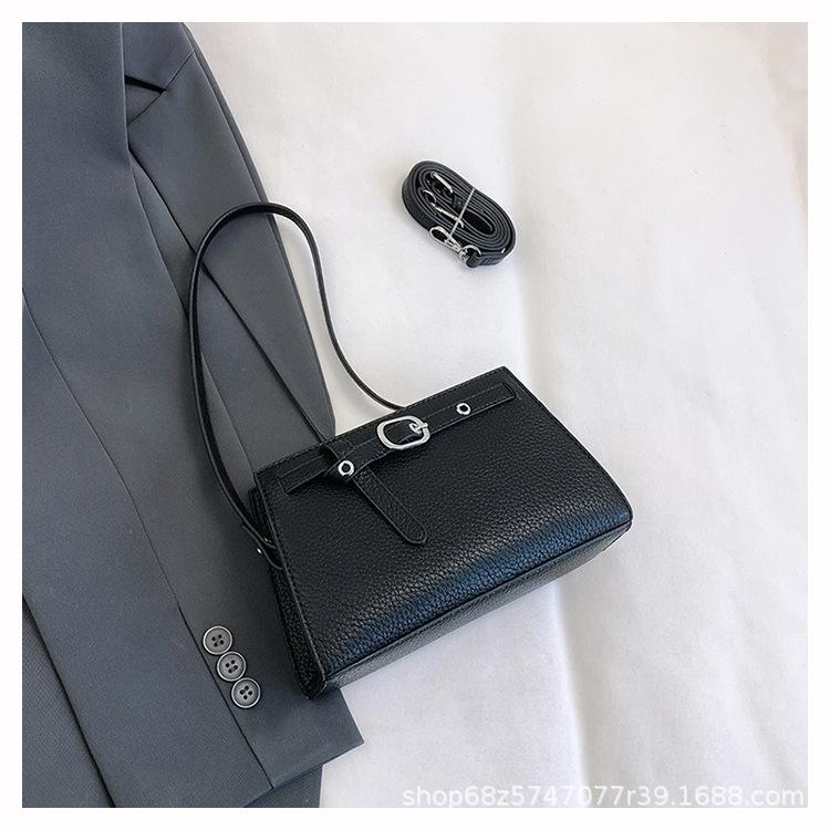

Korean version of simple shoulder bag fashion trend small square bag daily simple versatile contrasting color underarm handbag women чёрный