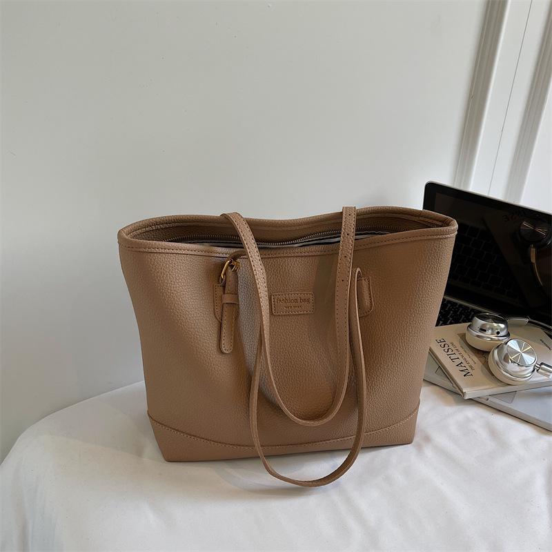 

Retro Chic Large Capacity Shoulder Tote Bag – Trendy, Simple & Fashionable for Casual Commuting 40*13*28 cm