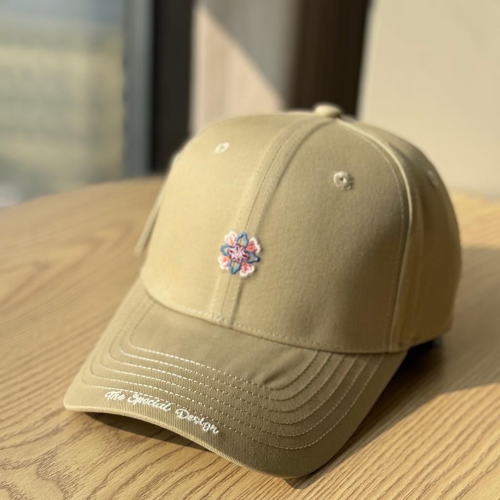 Koreanischer Baseballhut mit steifer Krempe für Damen und Herren, lässiger vielseitiger Hut mit dreidimensional gestickten Blumen, Sonnenschutz, Gesichtsformend,