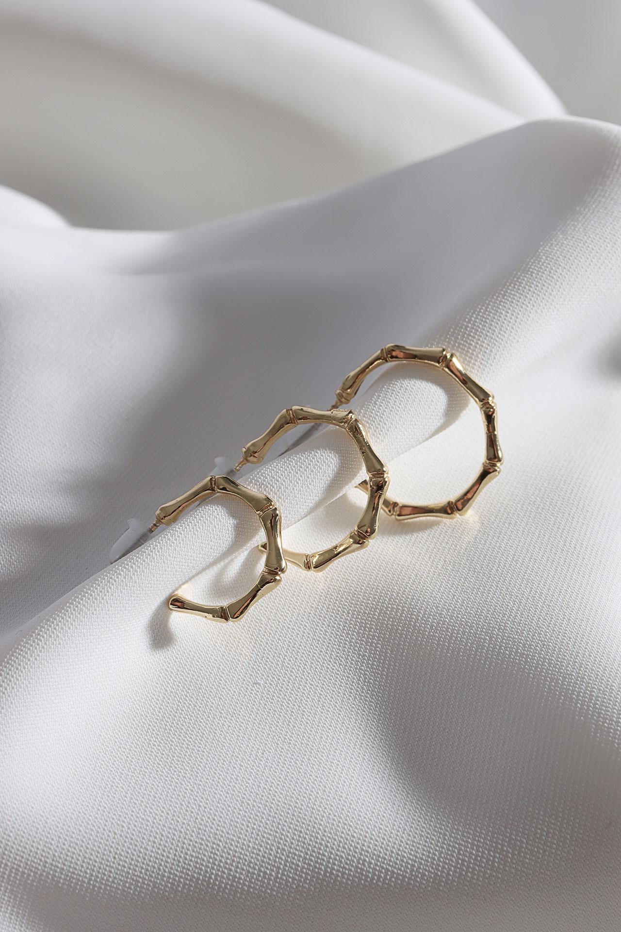 

Женский комплект из трех серег-кольц золотого цвета