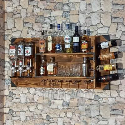 Scaffale in legno con dispenser per bevande