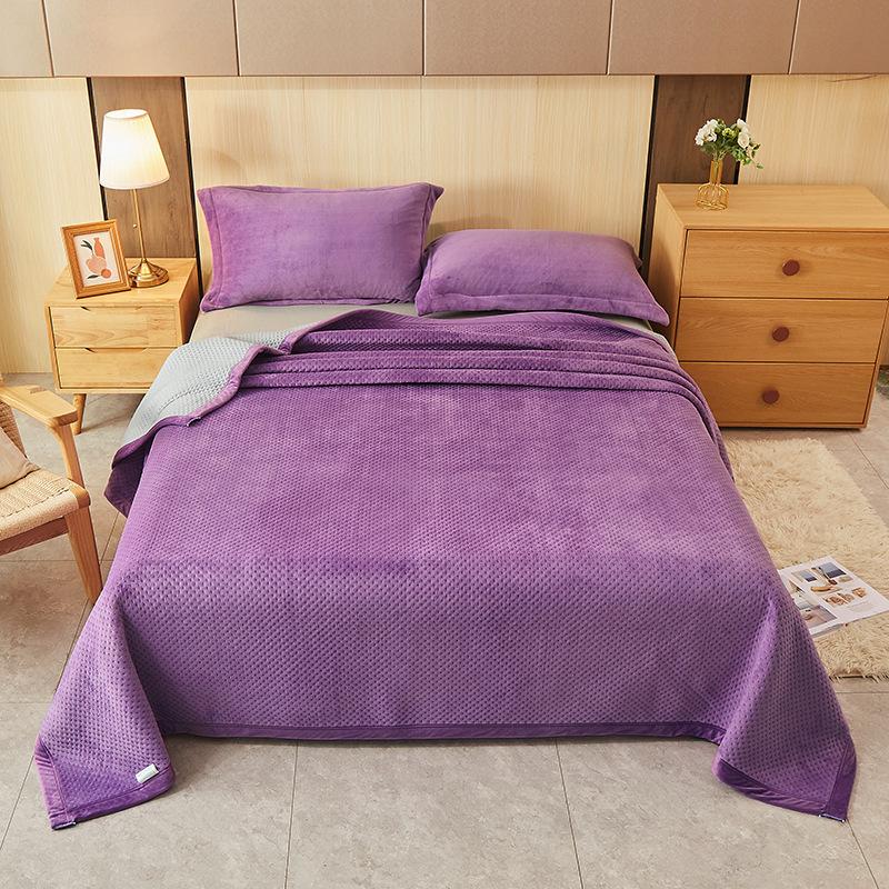 Neue einfarbige Milchfleece-Vierjahreszeiten-Verdickte Bettdecke gesteppt gepolsterter Saum doppelseitige Fleece-Decke Dreiteiliges Set