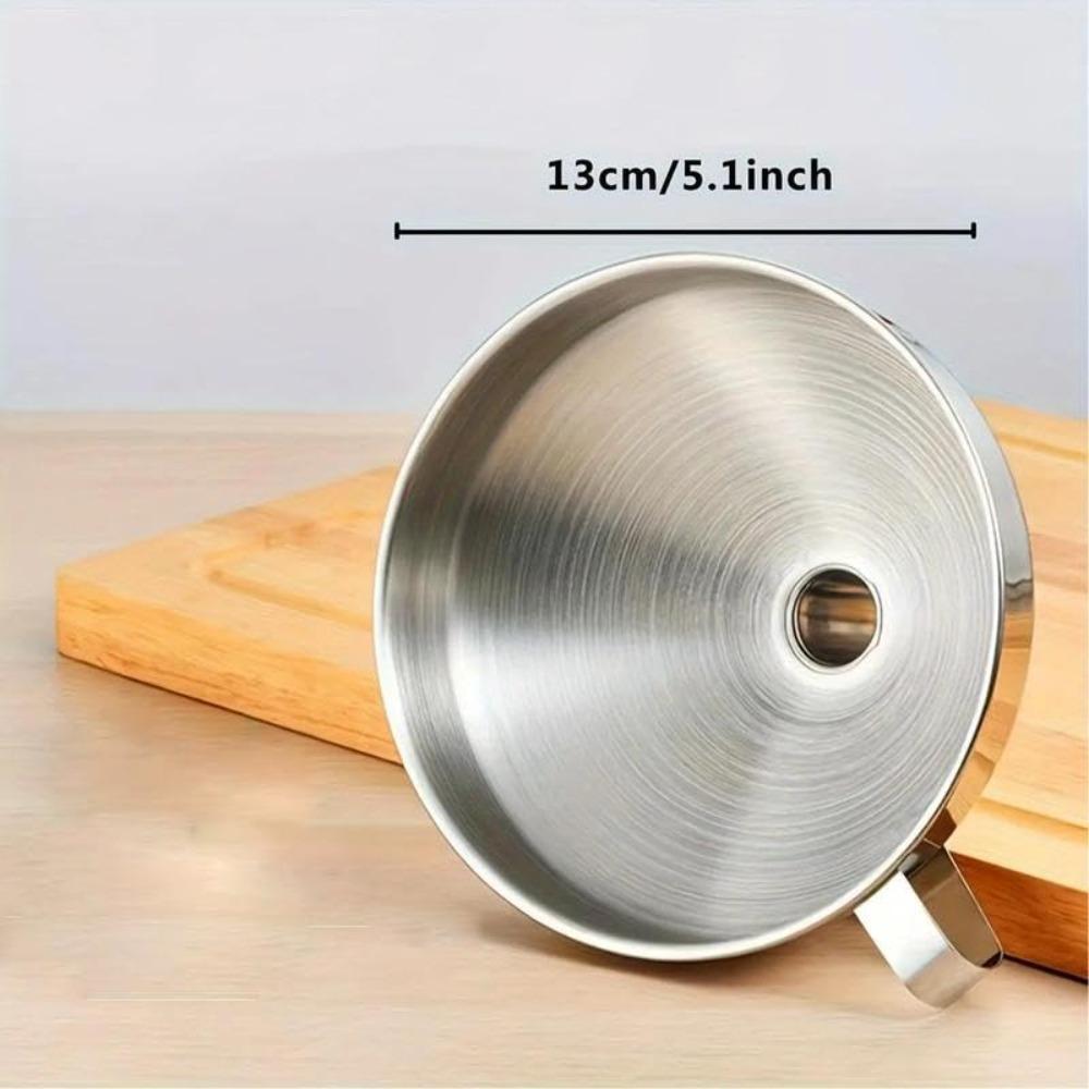 The funnel filter leaks oil, and the kitchen oil pouring device has a thicker and larger caliber for home use