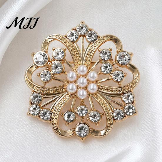 Vintage Style Brooch Solid Alloy Floral Brooch, Hollow Pattern Lapel Pin with Strong Secure Clasp Buckle Design, Electroplating Anti-Oxidation