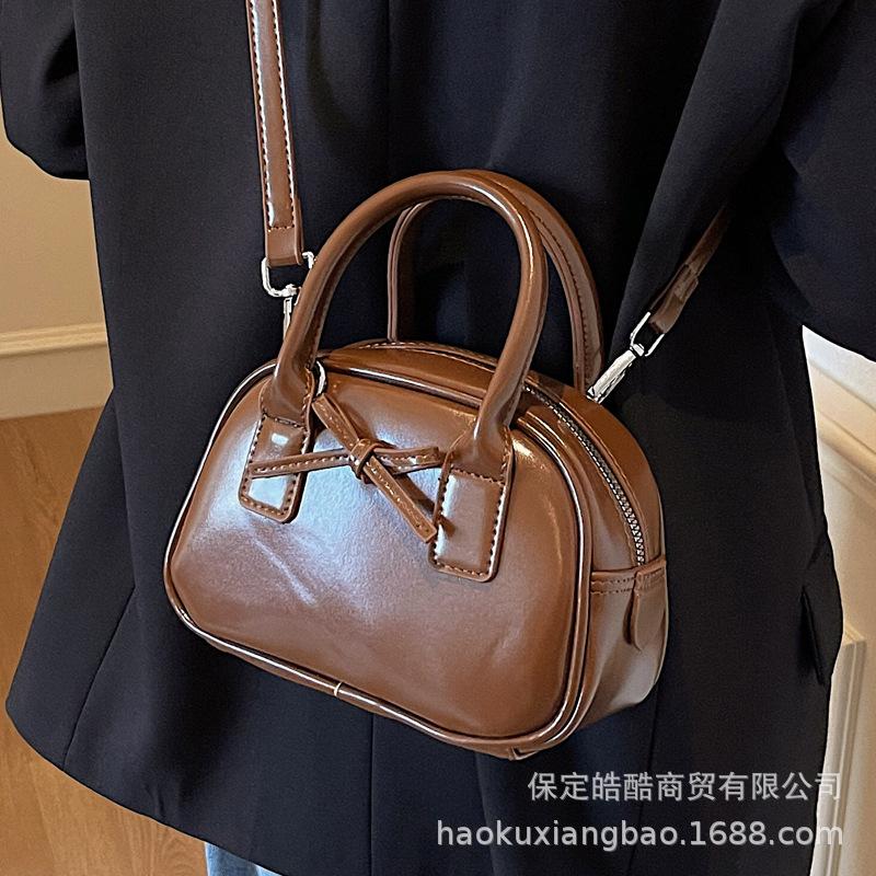 This year's popular small bag women's 2025 new versatile casual shoulder messenger bag fashionable Korean version small square bag