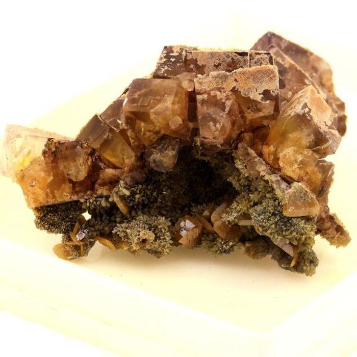 Pierres et Minéraux. Wulfenite + Mimetite + Fluorite. 250.0 ct. Lantignié, Beaujeu, France.