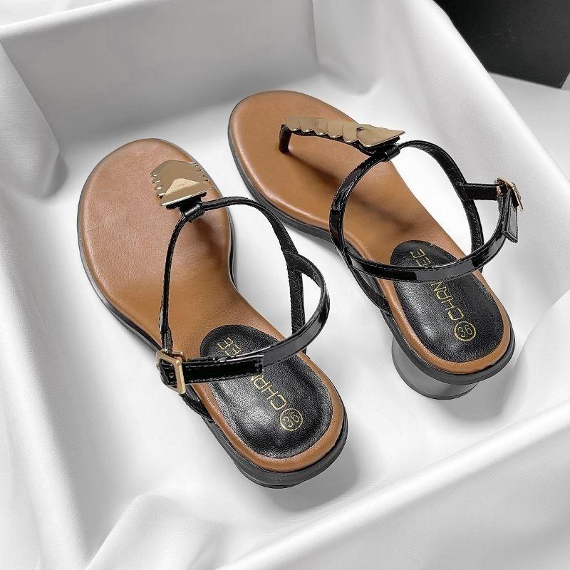 

Римские туфли женские 2025 года новые летние корейские версии простых индивидуальных модных босоножек на толстом каблуке с пряжкой и ремнем на среднем каблуке 40 чёрный