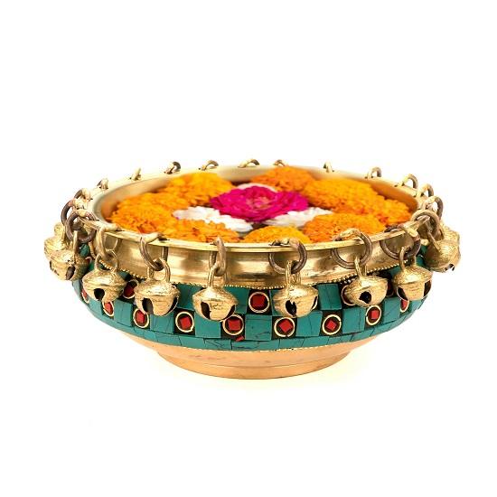 

Работа с драгоценными камнями 15,24 см. Латунная этническая традиционная чаша Urli с колокольчиками, работа с драгоценными камнями,