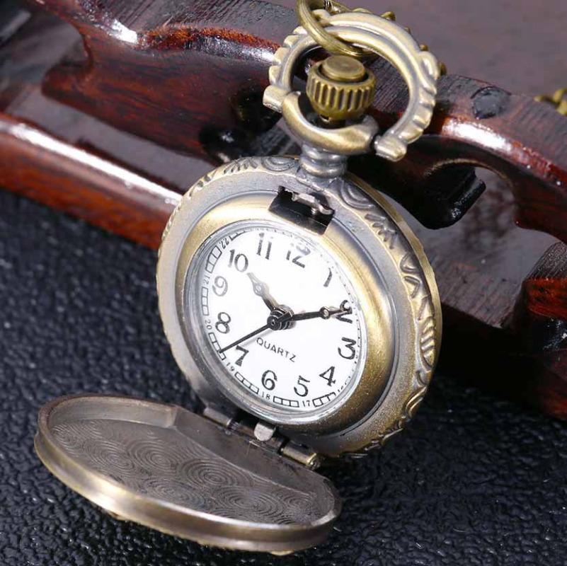 Kleine Ähre geprägtes Bronze Retro Halskette Kleine Quarz Taschenuhr