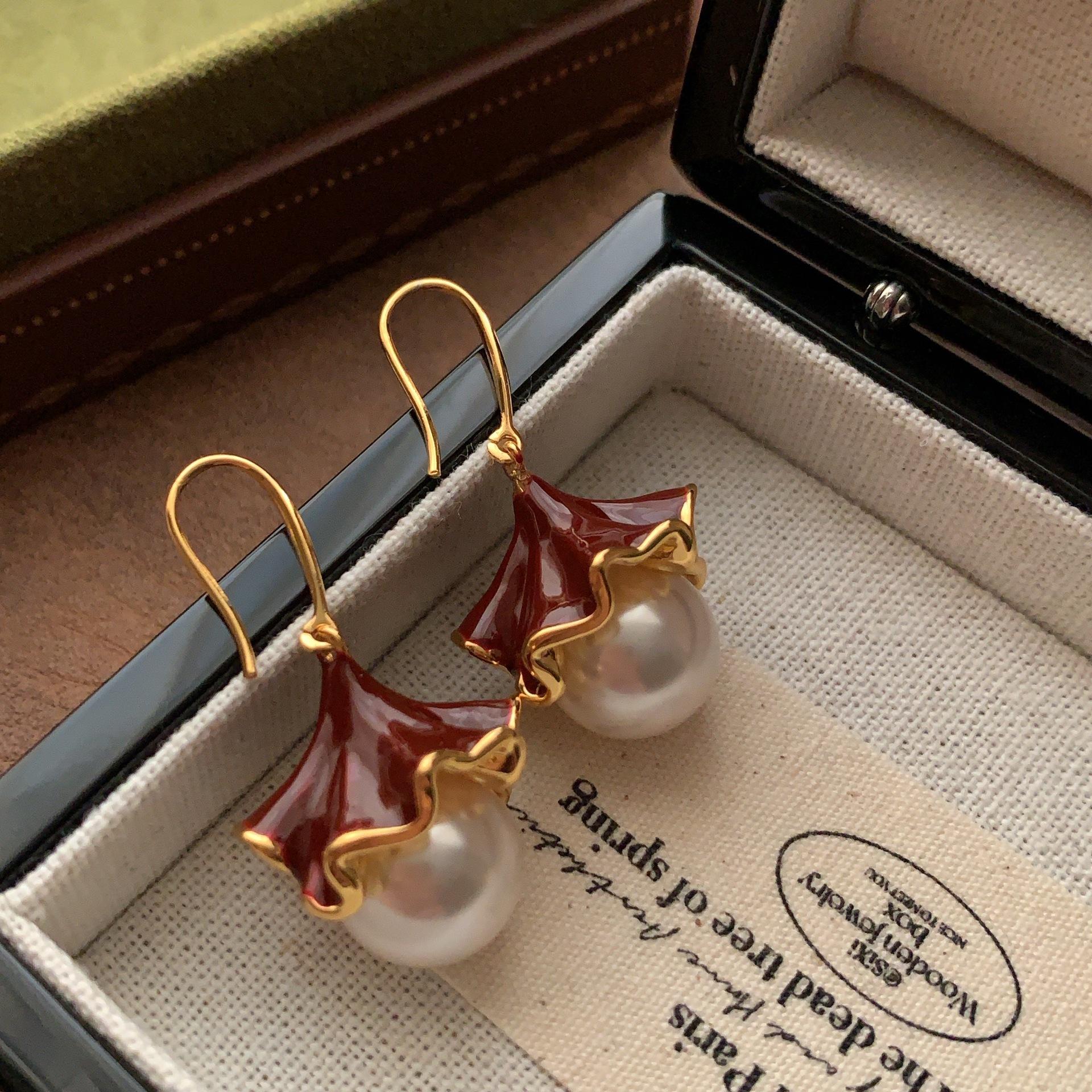 

French pleated petals, pearl earrings, earrings, enamel, vintage, elegant and exquisite, three-dimensional, niche, versatile earrings