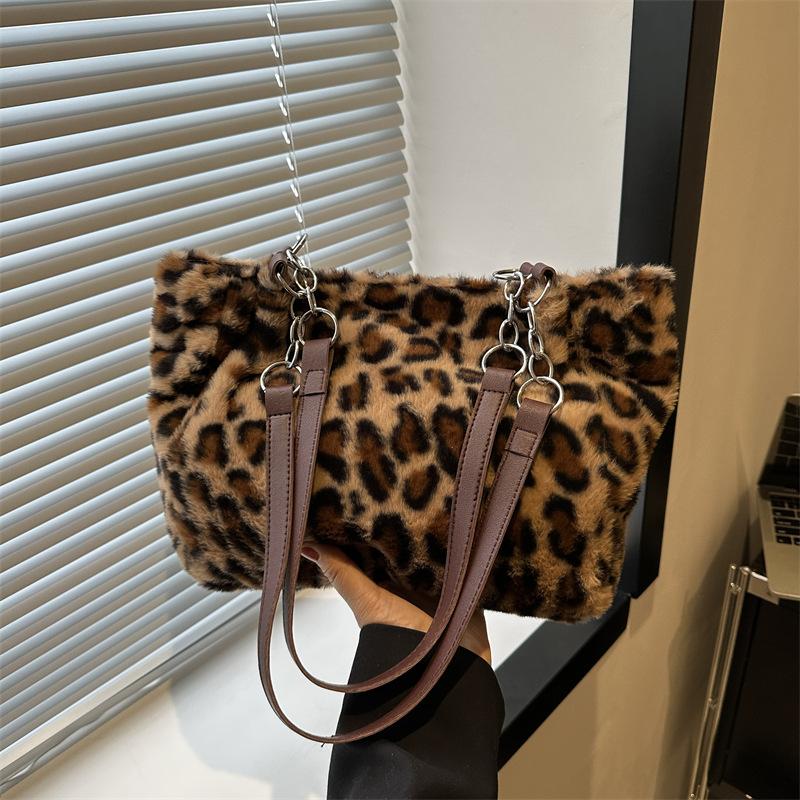Simple and large-capacity leopard print bag 2025 new trendy fashion plush tote bag fashion chain portable shoulder bag