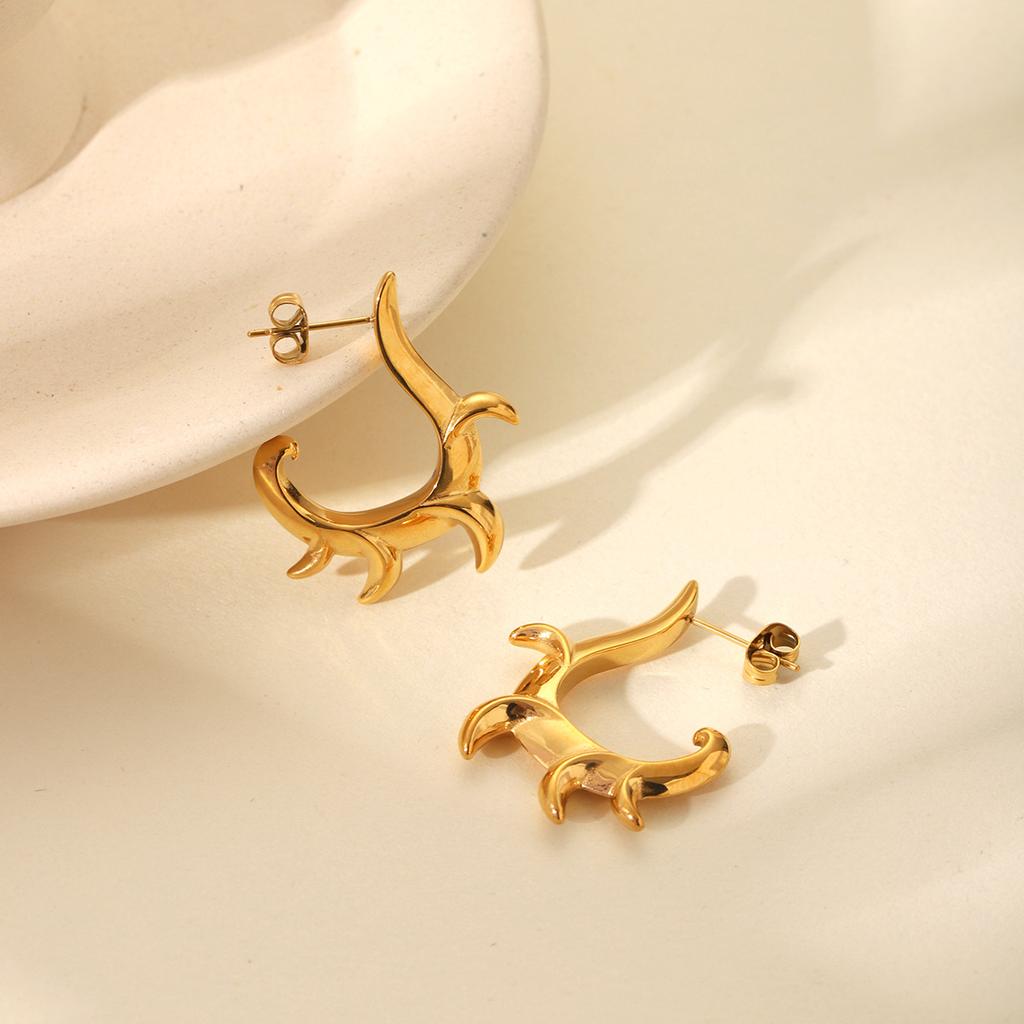 New C-shaped irregular curved hook stud earrings, stylish design, 18K gold titanium steel earrings, fade-resistant