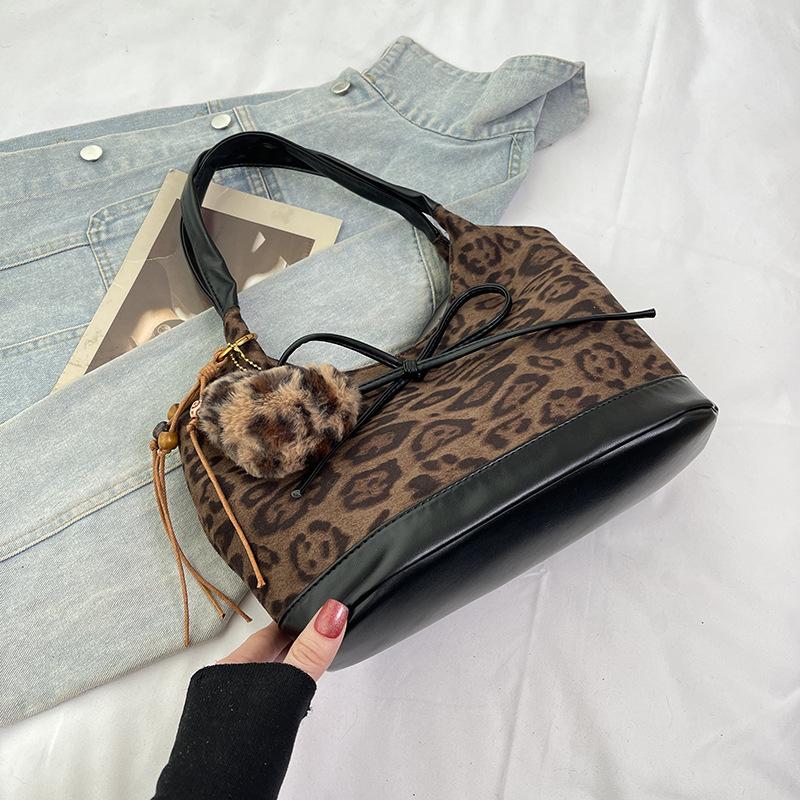 

Осенне-зимние ретро нишевые женские сумки, замшевые сумки, новые универсальные сумки на одно плечо и подмышку, сумки-тоут для работы Separate bag цветной печати леопарда