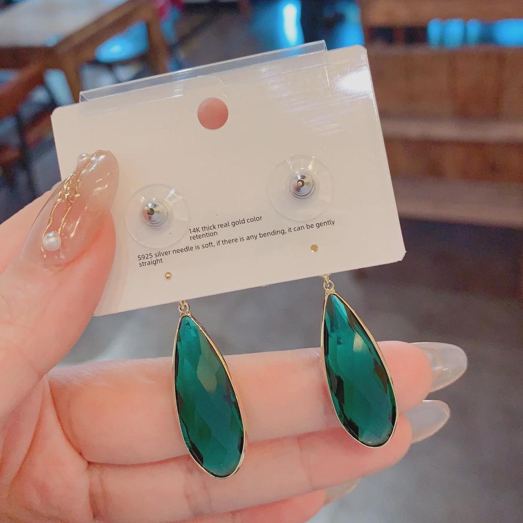 Elegant Green Teardrop Earrings: Retro Design with Silver Needle