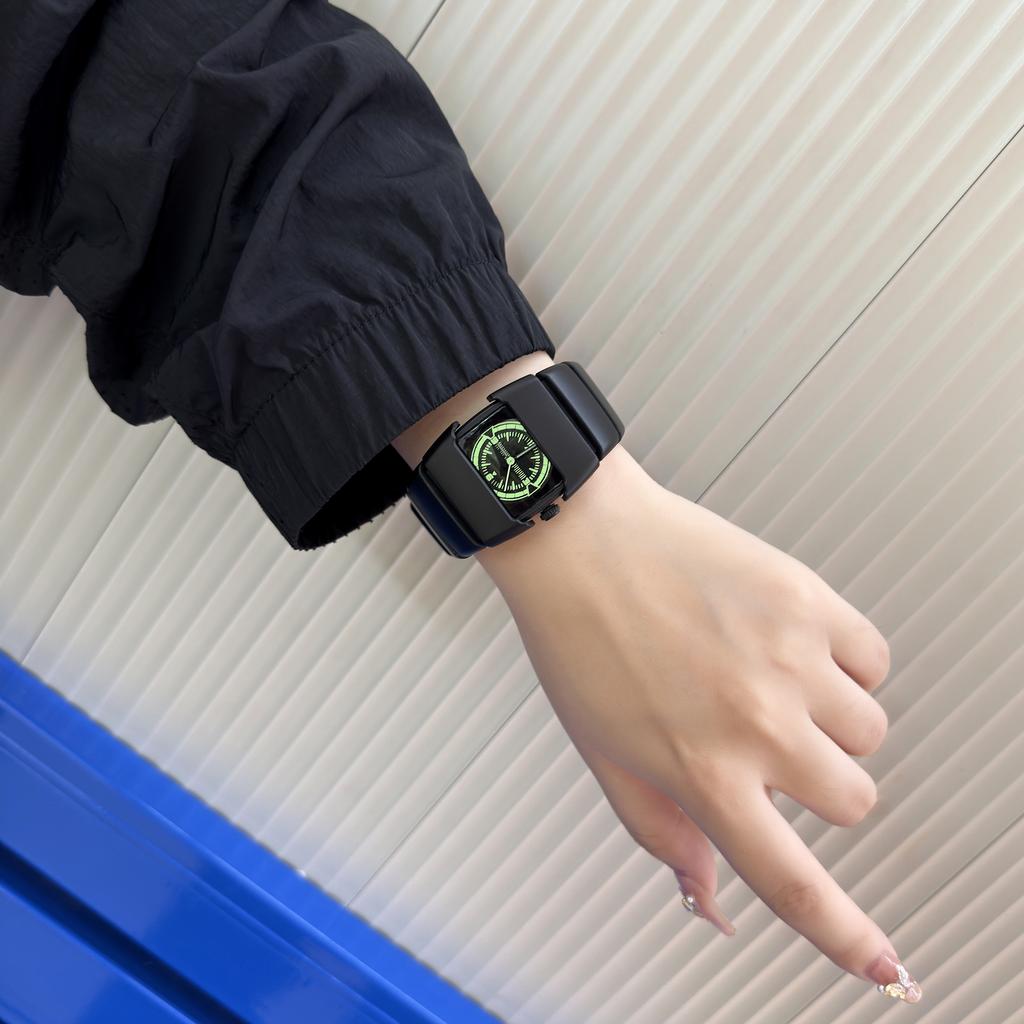 2025 Nouvelle Tendance Mode y2k Montres Cool Homme Femme Design Créatif Streetstyle Armure Alien Lumineuse Montre à Quartz Unisexe Reloj