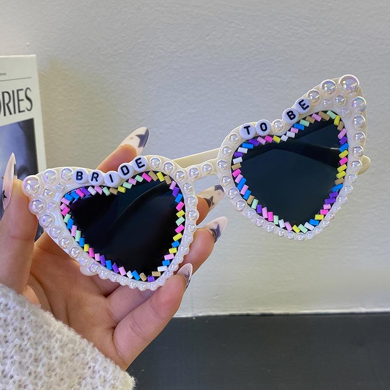 Bridal Rhinestone Heart Sunglasses: Pearl-Embellished Wedding Party Shades for Brides