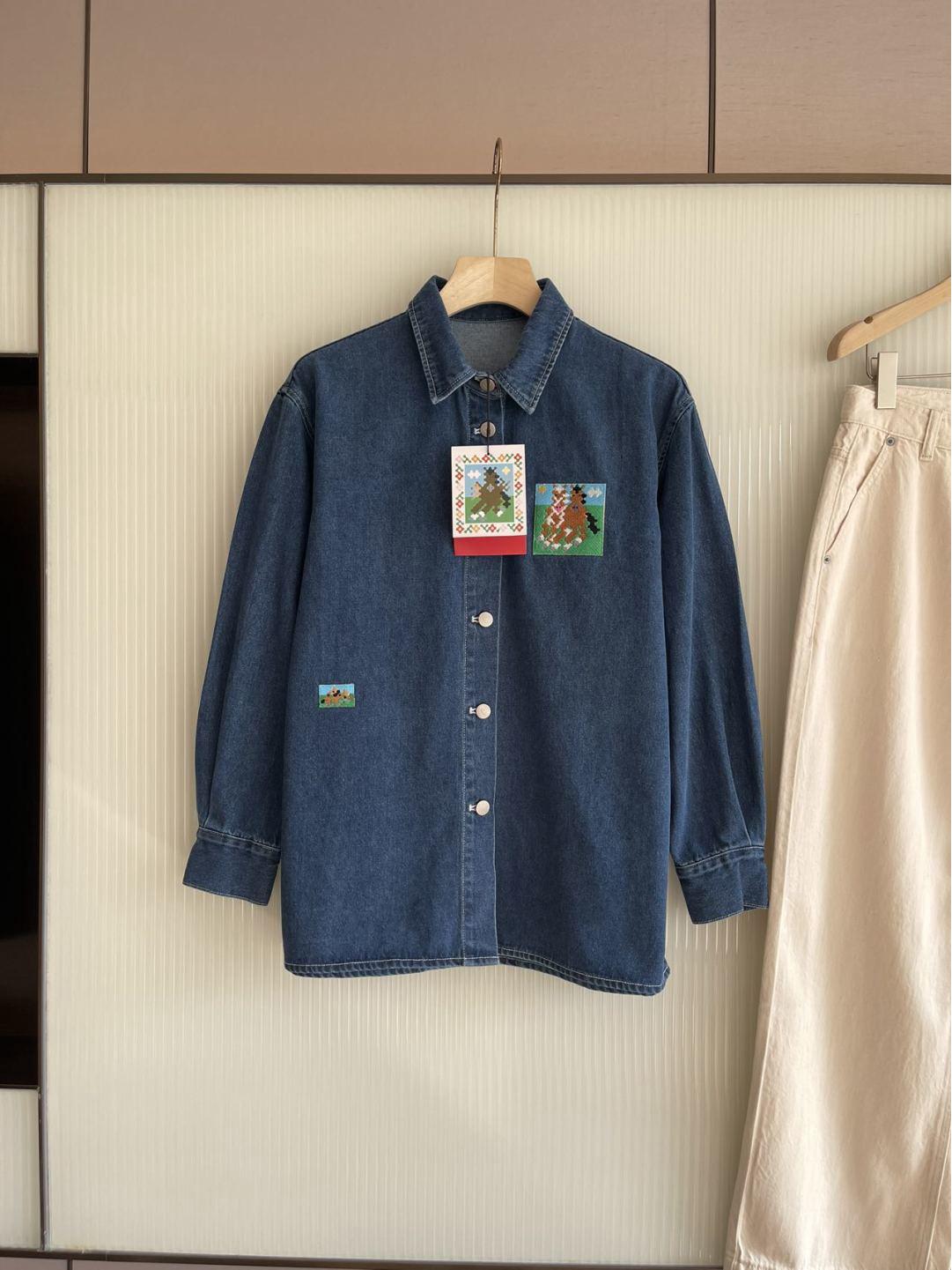 

Изысканная джинсовая куртка-рубашка с вышивкой в пиксельном стиле - Женская свободная посадка M темно-синий