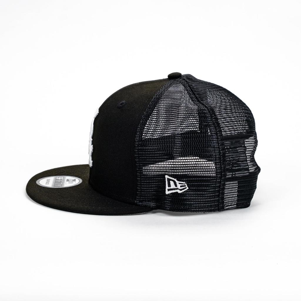 New Era 9FIFTY Black White Snapback Mesh Cap by the Chicago White Sox &