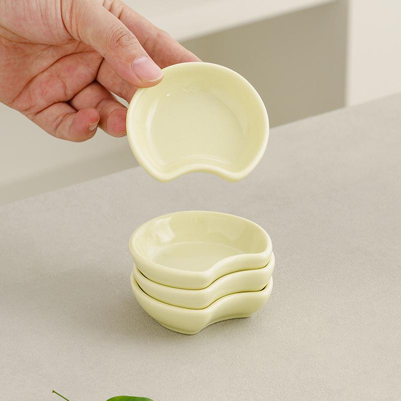 **Custard Green Cat Face Dehua Ceramic Condiment Dish 25ml - Perfect for Dipping Sauces, Soy Sauce, or Vinegar**