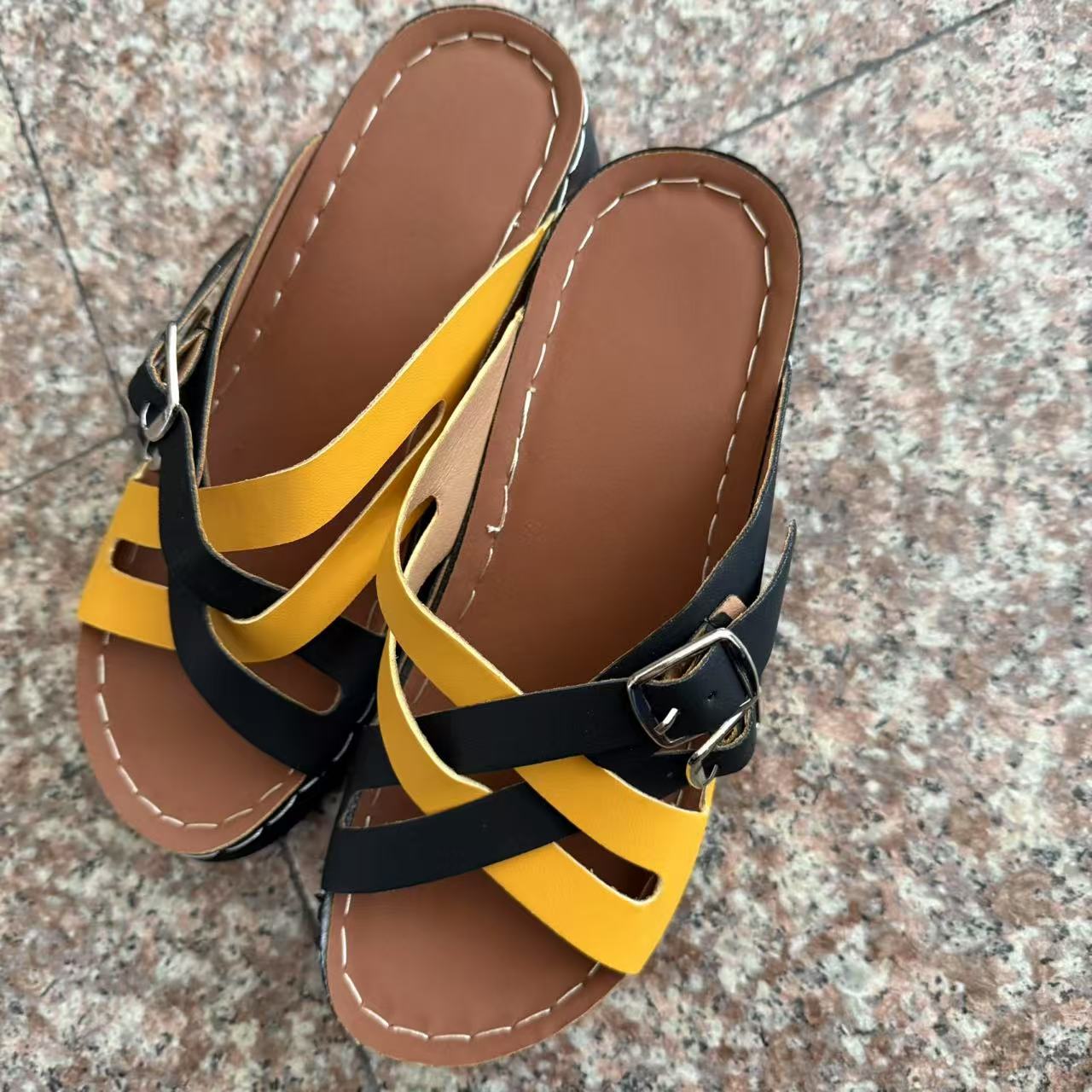 

Новые большие размеры, однотонные женские тапочки с толстым дном и рыбьим ртом, модные, с пряжкой на ремне, одно слово, классные тапочки 43