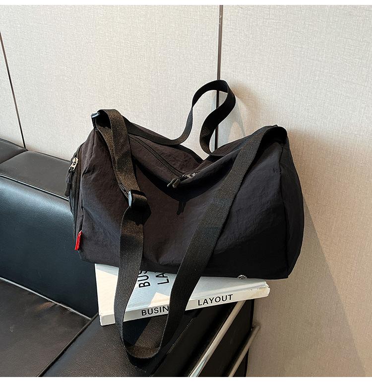 

Сумка большой вместимости женская 2025 новая модная повседневная сумка через плечо легкая иностранная сумка-тоут корейская версия сумка-мессенджер чёрный