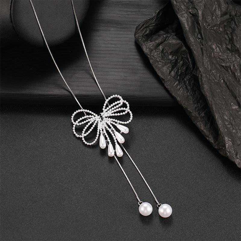 Luxury Non-Fading Korean Fashion Sweater Necklace: Autumn/Winter Women's Niche Design Pendant