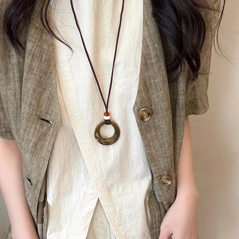 Fashion Resin Round Hollow Pendant Necklaces for Women Girls Vintage Long Rope Sweater Chain Necklaces Party Jewelry Accessories