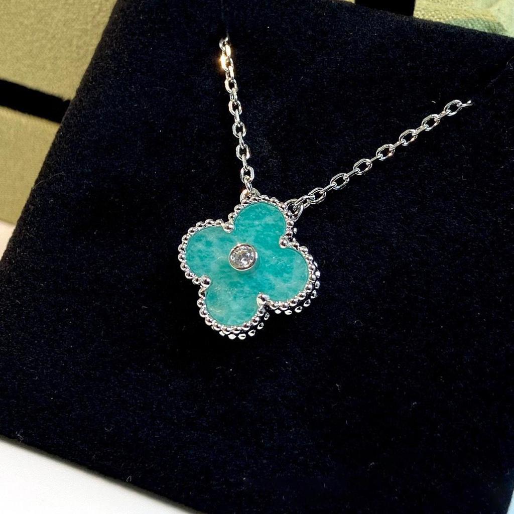 Collar de Trébol de Cuatro Hojas de Plata de Ley S925, Chapado en Oro con Nácar y Ágata sobre una Cadena Clavícula Cortada con Láser.