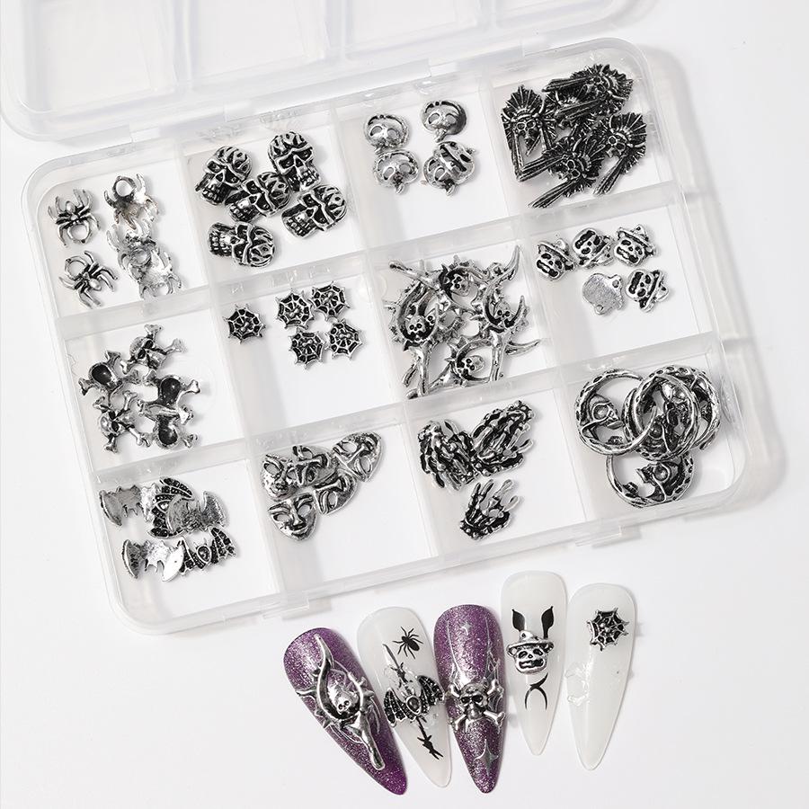 2024 Halloween Nagelkunst Set: Totenkopf, Geist, Spinne & Fledermaus Legierungsdekorationen